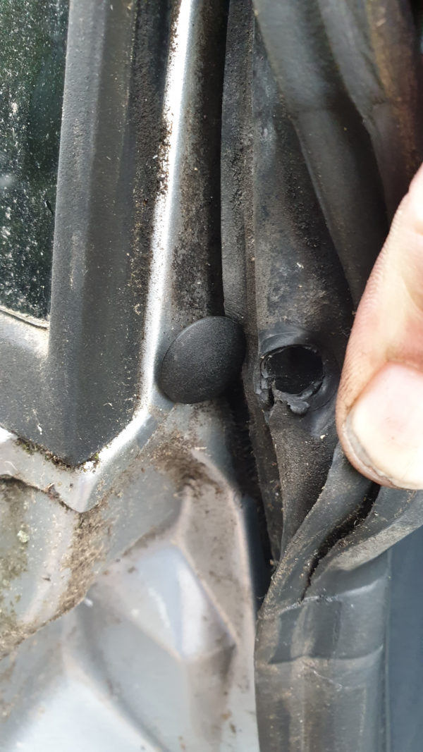 Alfa Romeo GTV Upper Door Seal Fixing - Genuine - Image 4