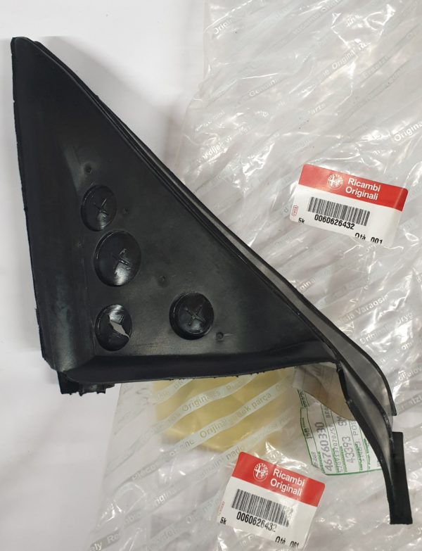 Alfa Romeo GTV/Spider (916) Right Hand Triangular Door Rubber Seal