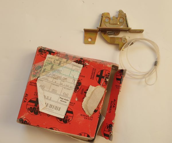Alfa Romeo 916 Spider Clam Shell Lock With Cable RH