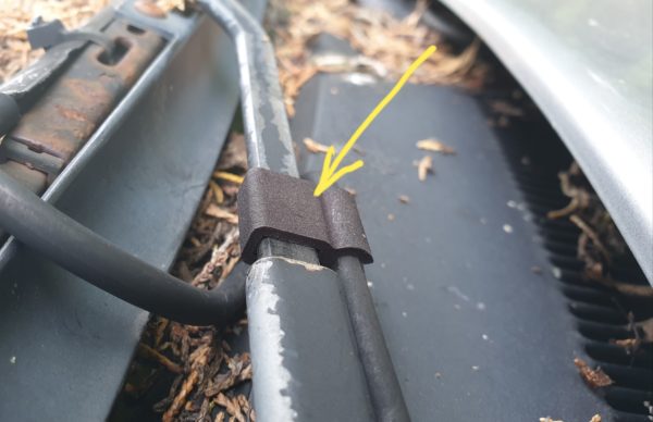 Alfa Romeo GTV/Spider (916) Windscreen Wiper Hose Clip - Image 2
