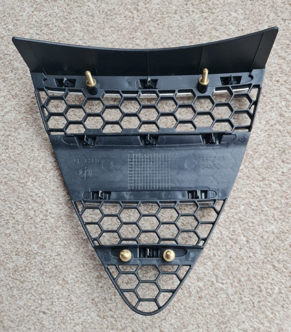 Alfa Romeo GTV/Spider Phase 3 Grille - Lower section - Image 3