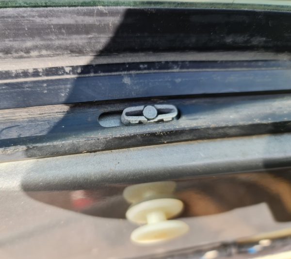 Alfa Romeo GTV/Spider Door Glass Seal Clip - Genuine - Image 3