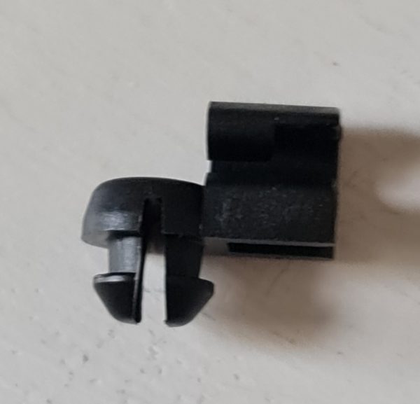 Alfa Romeo GTV/Spider (916) Door Lock Cable Clip - Right Hand